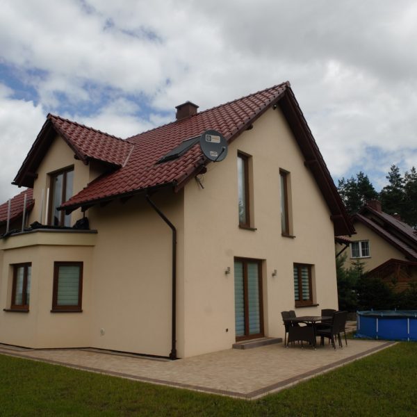 Stylowy dach z dachówki Röben Monza Plus kasztan, łączącej estetykę z trwałością.